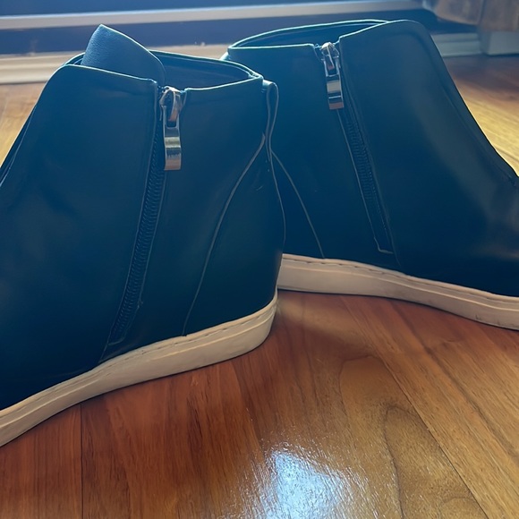 Simple black and white ankle bootie with inside zipper - Picture 2 of 5